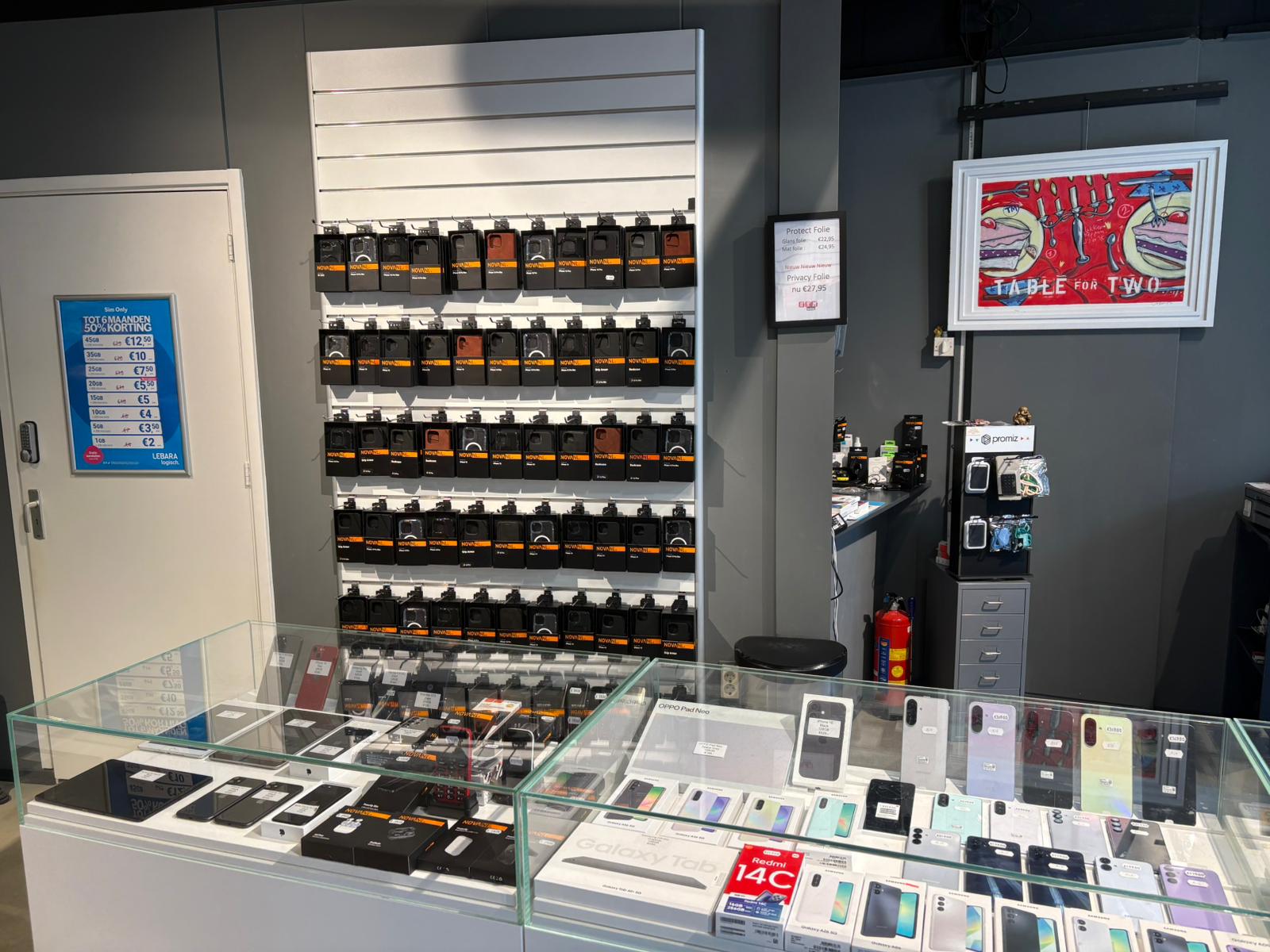 Technicus van GSM Today repareert een iPhone aan een werkbank